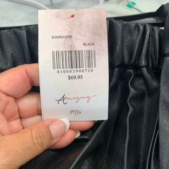 faux leather elastic waist pleated black skirt. - Picture 2 of 3